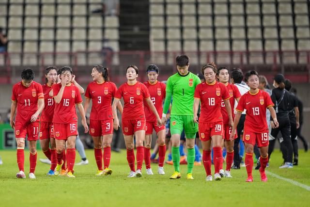 26岁的范德贝克本赛季至今仅代表曼联出战两场比赛，共计21分钟，他与红魔的合同将在2025年夏天到期。
