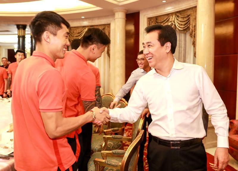 费建中连忙说道：叶先生，难得来一趟纽约，不如在家中小住几日，也好让在下尽一尽地主之谊。